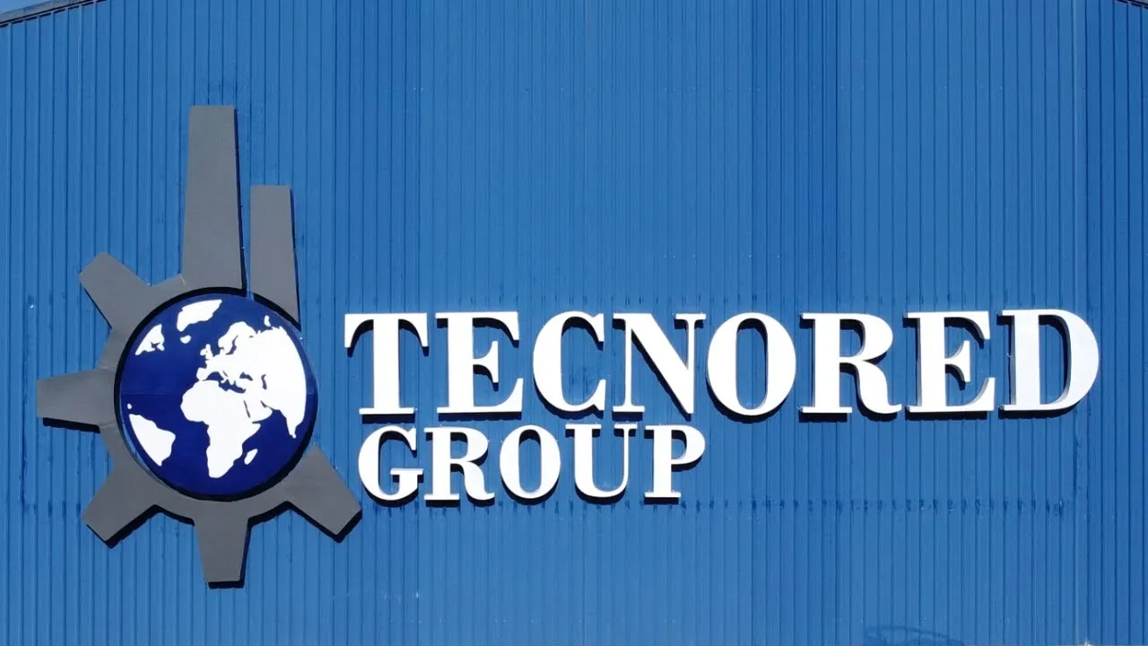 Fachada do Tecnored Group com o logotipo da empresa