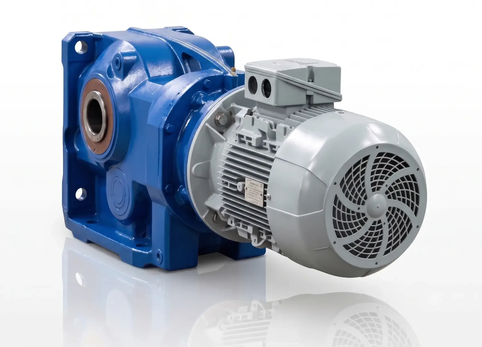 Motoredutor industrial reformado pela Tecnored, com carcaça azul e motor elétrico