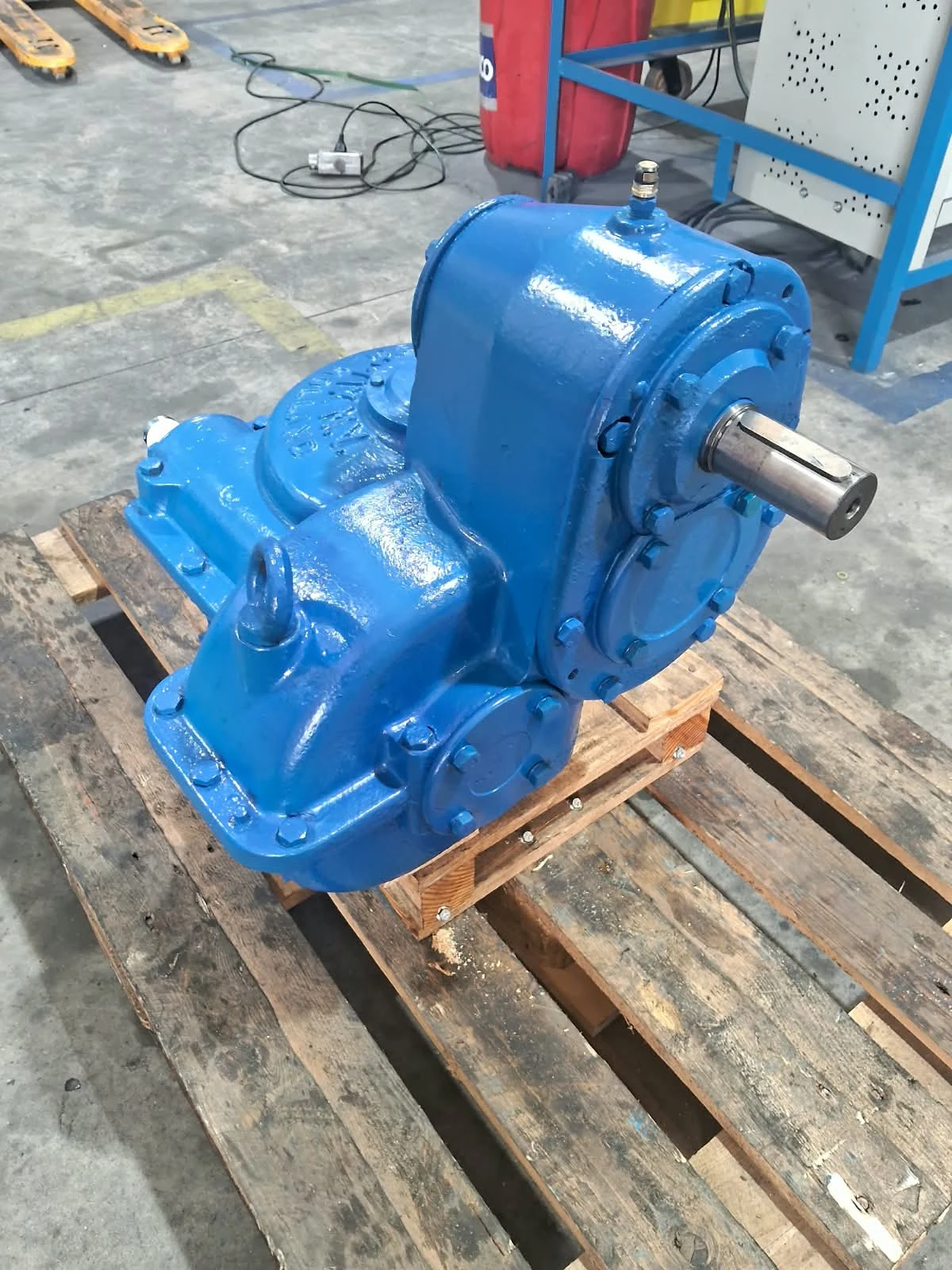 Redutor industrial revitalizado sobre pallet na oficina Tecnored Service